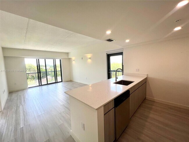 2285 SW 27th St in Miami, FL - Building Photo - Building Photo
