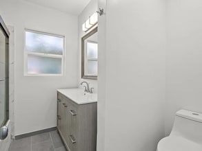 16049 Tuba St in Los Angeles, CA - Foto de edificio - Building Photo