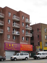 42-11 College Point Blvd in Flushing, NY - Foto de edificio - Building Photo