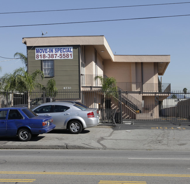 6730 Vineland Ave in North Hollywood, CA - Foto de edificio - Building Photo