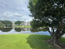 9235 Lagoon Plz, Unit 310 in Davie, FL - Building Photo
