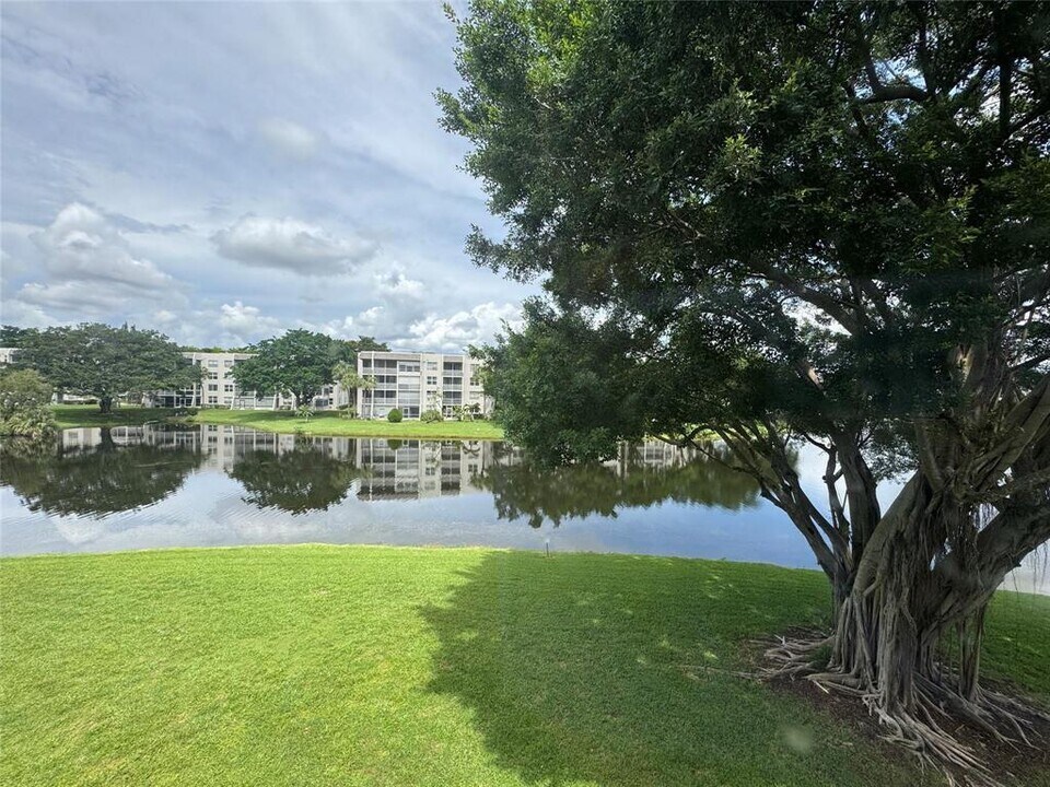 9235 Lagoon Plz, Unit 310 in Davie, FL - Building Photo