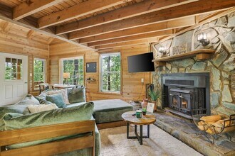 166 Nantahala Pass Rd in Blue Ridge, GA - Foto de edificio - Building Photo