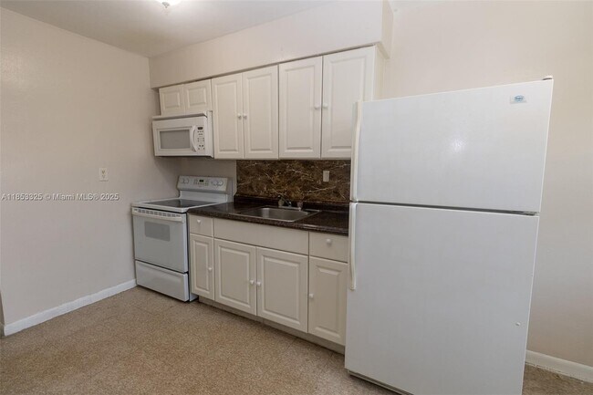 15980 NE 19th Pl in North Miami Beach, FL - Building Photo - Building Photo