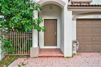5145 NW 116th Ct in Doral, FL - Foto de edificio - Building Photo