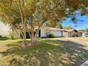 10004 Dorset Dr in Austin, TX - Foto de edificio - Building Photo