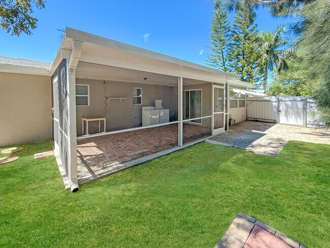 429 Morgan Cir S in Lehigh Acres, FL - Building Photo - Building Photo
