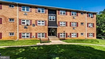 335 E Lancaster Ave, Unit E20 in Downingtown, PA - Building Photo