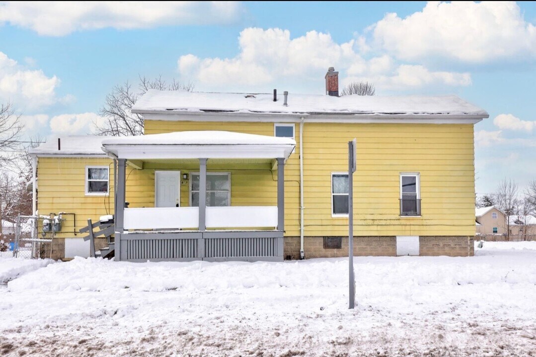 926 N Porter St in Saginaw, MI - Building Photo