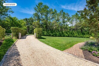 2 Longview Rd in Southampton, NY - Building Photo - Building Photo