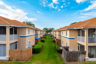 Villa Del Sol At Meadow Woods in Orlando, FL - Foto de edificio - Building Photo