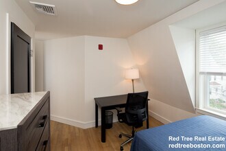 92 Brown St, Unit 1 in Waltham, MA - Building Photo - Building Photo