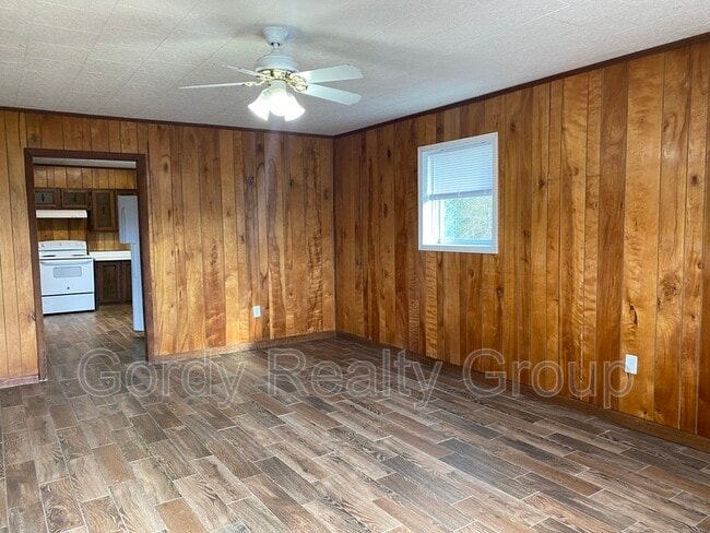 2050 Main St in Grand Ridge, FL - Building Photo - Building Photo