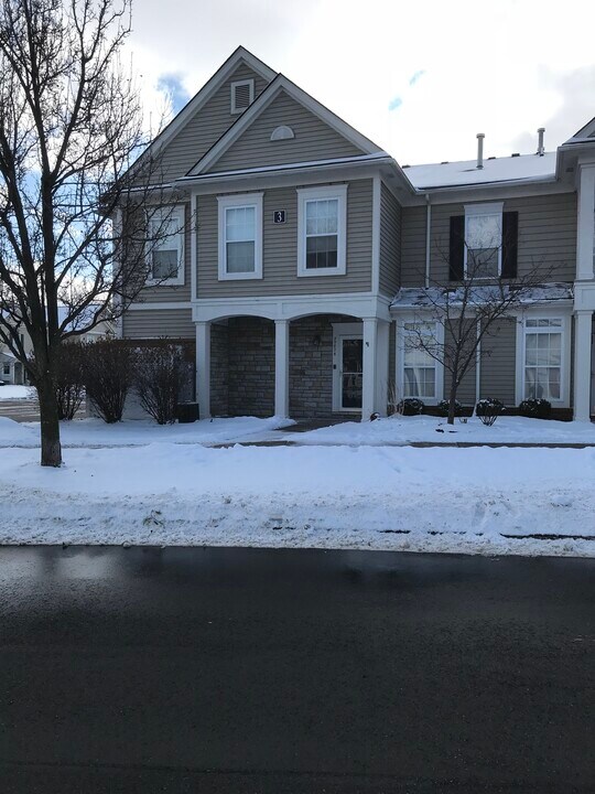25876 Maritime Cir N in Harrison Township, MI - Building Photo