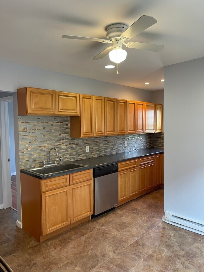 25 Santa Barbara St, Unit 27 in Springfield, MA - Building Photo - Building Photo