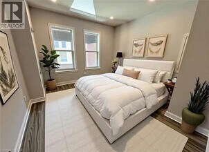 200 Holton Ave S in Hamilton, ON - Building Photo - Building Photo