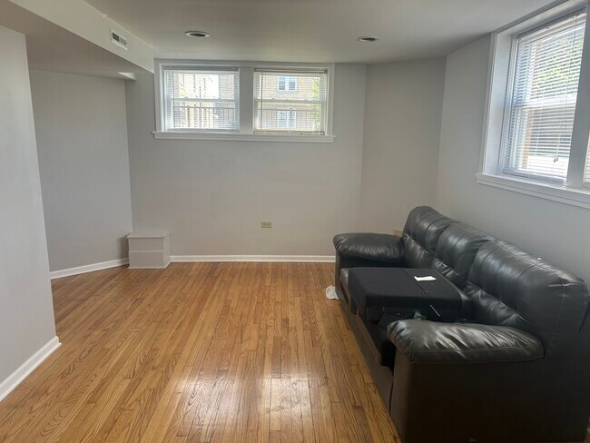 5258 W Henderson St, Unit GDN in Chicago, IL - Foto de edificio - Building Photo