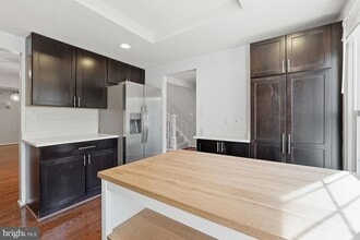 7381 Jiri Woods Ct in Springfield, VA - Foto de edificio - Building Photo