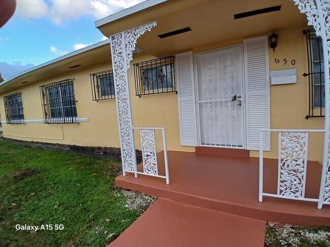 650 NE 150th St, Unit 1 in Miami, FL - Foto de edificio - Building Photo