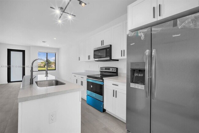 309 NW 7th Ct in Hallandale Beach, FL - Building Photo - Building Photo