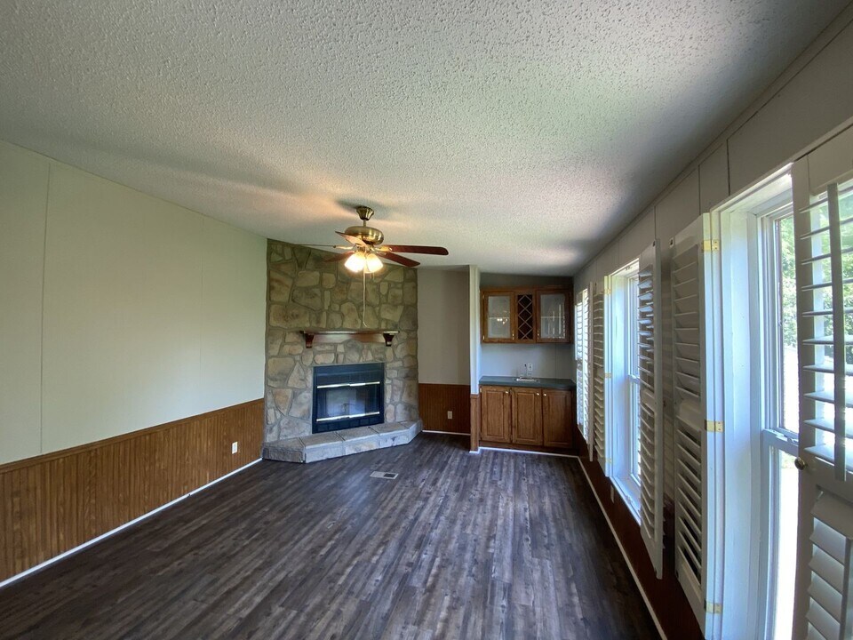 8505 Highway 41 in Adams, TN - Building Photo