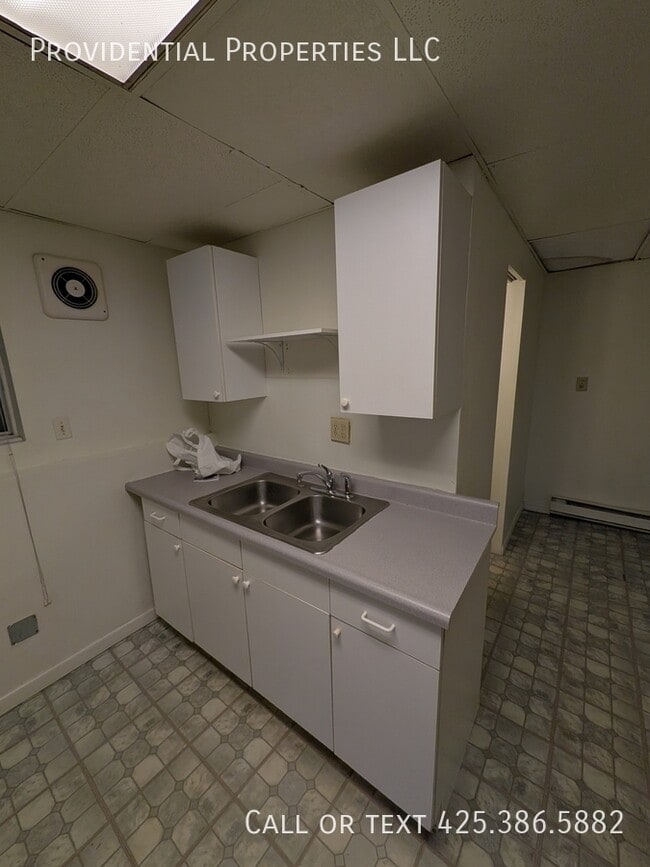 2468 S College St in Seattle, WA - Building Photo - Building Photo