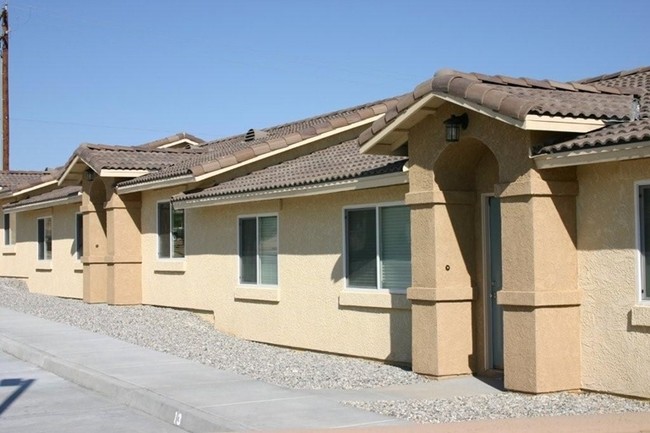 Smoke Tree Villas in Twentynine Palms, CA - Foto de edificio - Building Photo