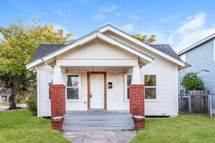 310 W James Ave in Baytown, TX - Building Photo