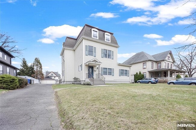 56 Woodward Ave, Unit 2 in Rutherford, NJ - Foto de edificio - Building Photo