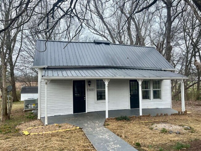 509 S High St in Adairville, KY - Building Photo - Building Photo