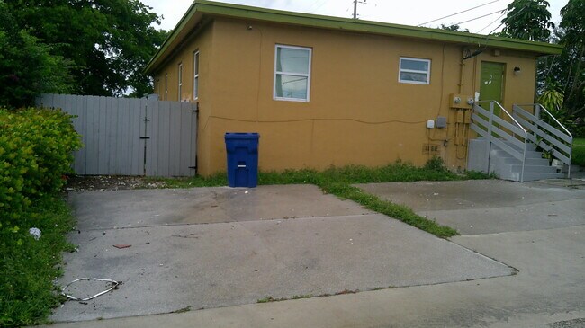 900 W 9th St in Riviera Beach, FL - Building Photo - Building Photo