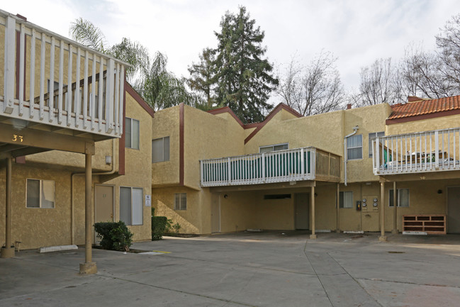 Mission Villa Townhomes in Visalia, CA - Foto de edificio - Building Photo