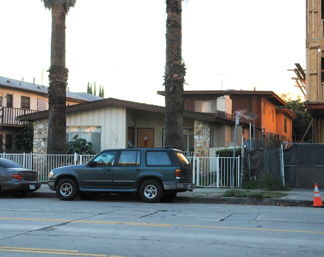11208 Camarillo St in North Hollywood, CA - Foto de edificio - Building Photo