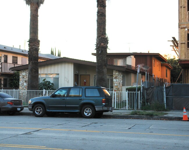 11208 Camarillo St in North Hollywood, CA - Building Photo - Building Photo