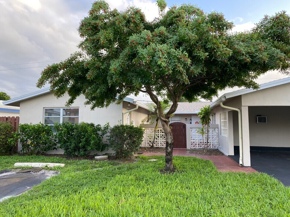 1720 NE 56th St, Unit 4 in Fort Lauderdale, FL - Foto de edificio