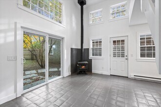 17 N Bishop Ln in Southampton, NY - Building Photo - Building Photo