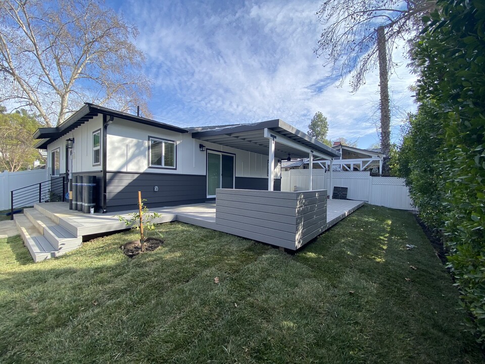 5024 Topanga Canyon Blvd in Woodland Hills, CA - Foto de edificio