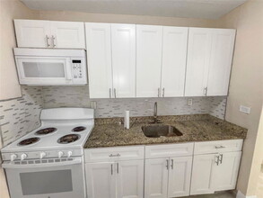 3045 NW 68th St in Miami, FL - Foto de edificio - Building Photo