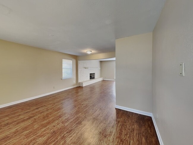 1718 Glen Alta Dr, Unit 2FL in Irving, TX - Foto de edificio - Building Photo