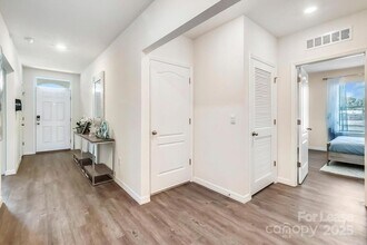 111 Switchgrass Lp in Fairview, NC - Foto de edificio - Building Photo