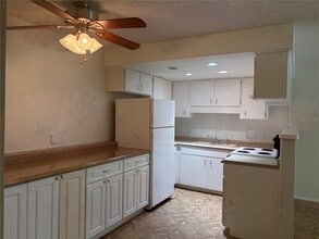 6177 Chesham Dr in New Port Richey, FL - Building Photo - Building Photo