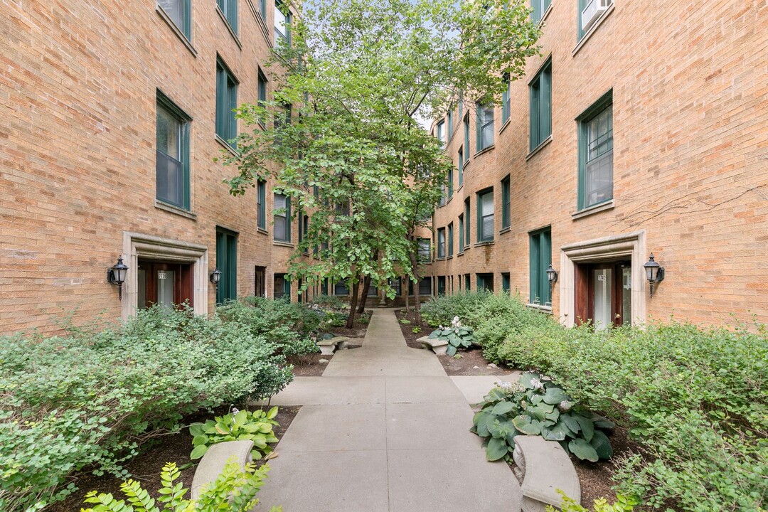 7742 N Eastlake Ter, Unit 1e in Chicago, IL - Building Photo