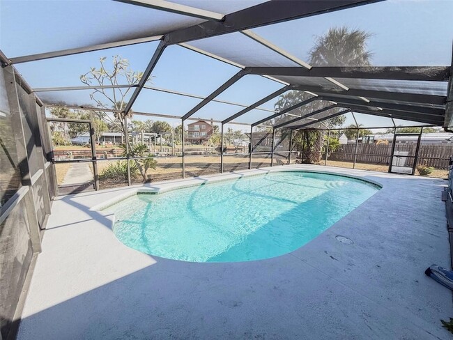 818 Bayview Dr in Ruskin, FL - Foto de edificio - Building Photo