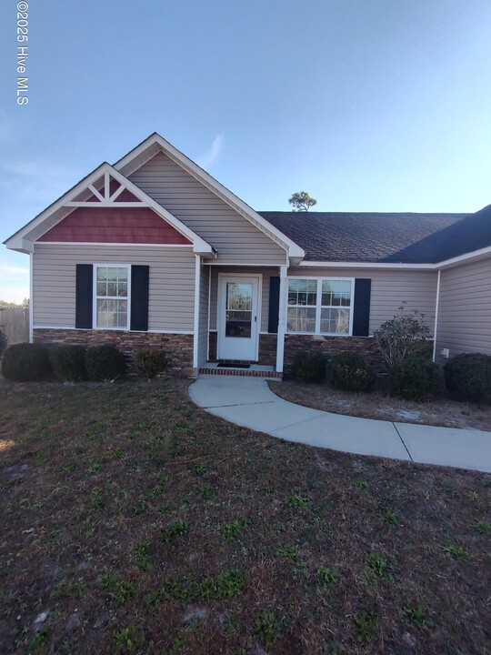 139 Rosemary Ave in Hubert, NC - Building Photo