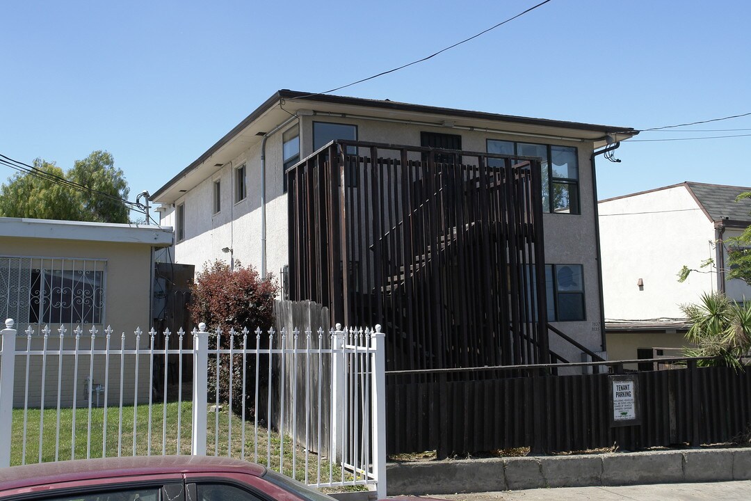 1835-1837 E 25th St in Oakland, CA - Building Photo