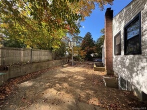 75 Valley Dr in Sound Beach, NY - Building Photo - Building Photo