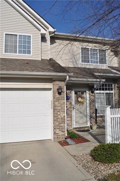 8382 Enclave Blvd in Fishers, IN - Building Photo