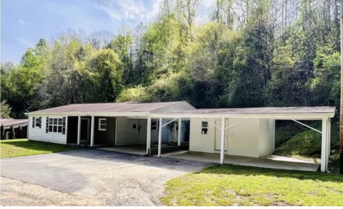 89 Lucy Ln in Paintsville, KY - Building Photo