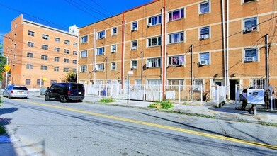 16870 93rd Ave in Jamaica, NY - Foto de edificio - Building Photo