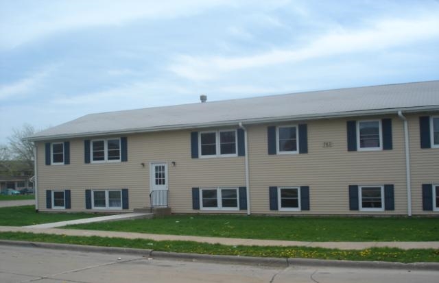 749-769 W 61st St in Davenport, IA - Building Photo